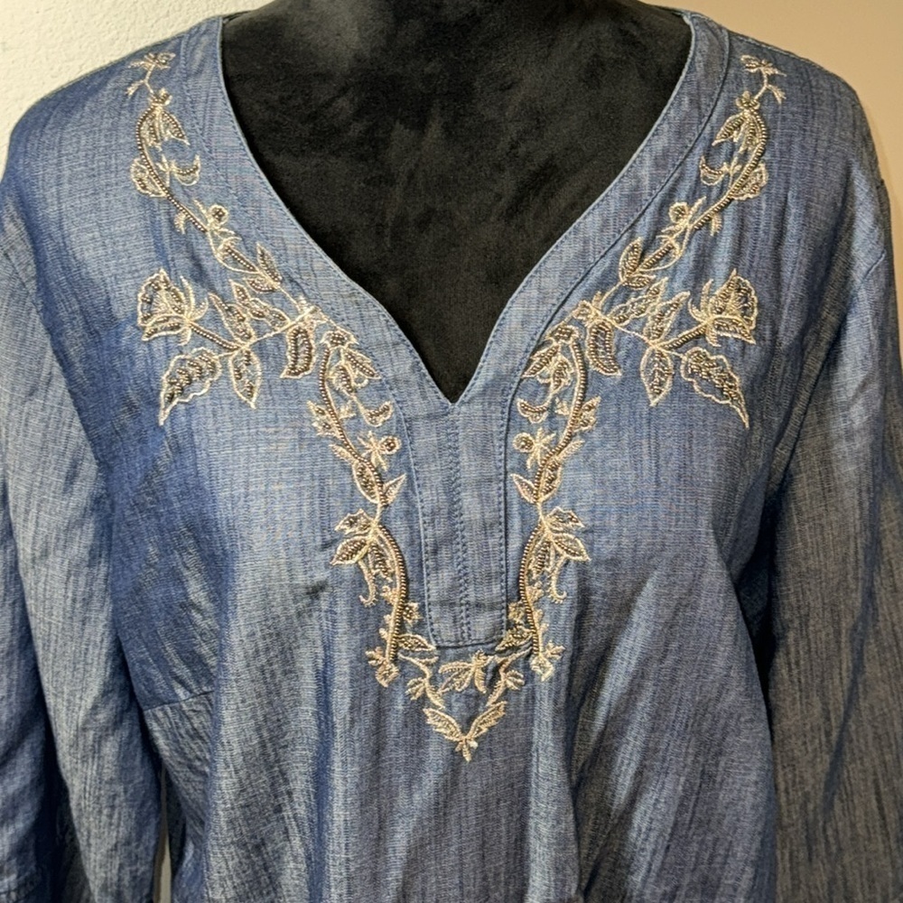 Chico’s chambray embroidered‎ beaded floral V neck 3/4 sleeves tunic blouse Sz L